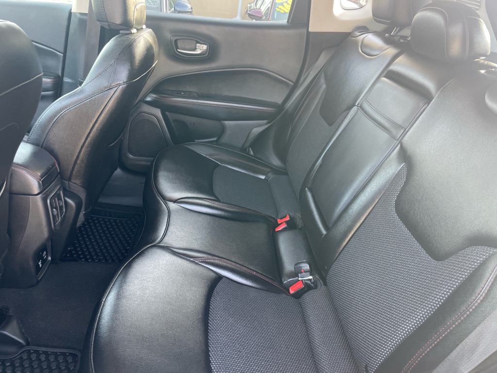Photo 17 of this JEEP COMPASS