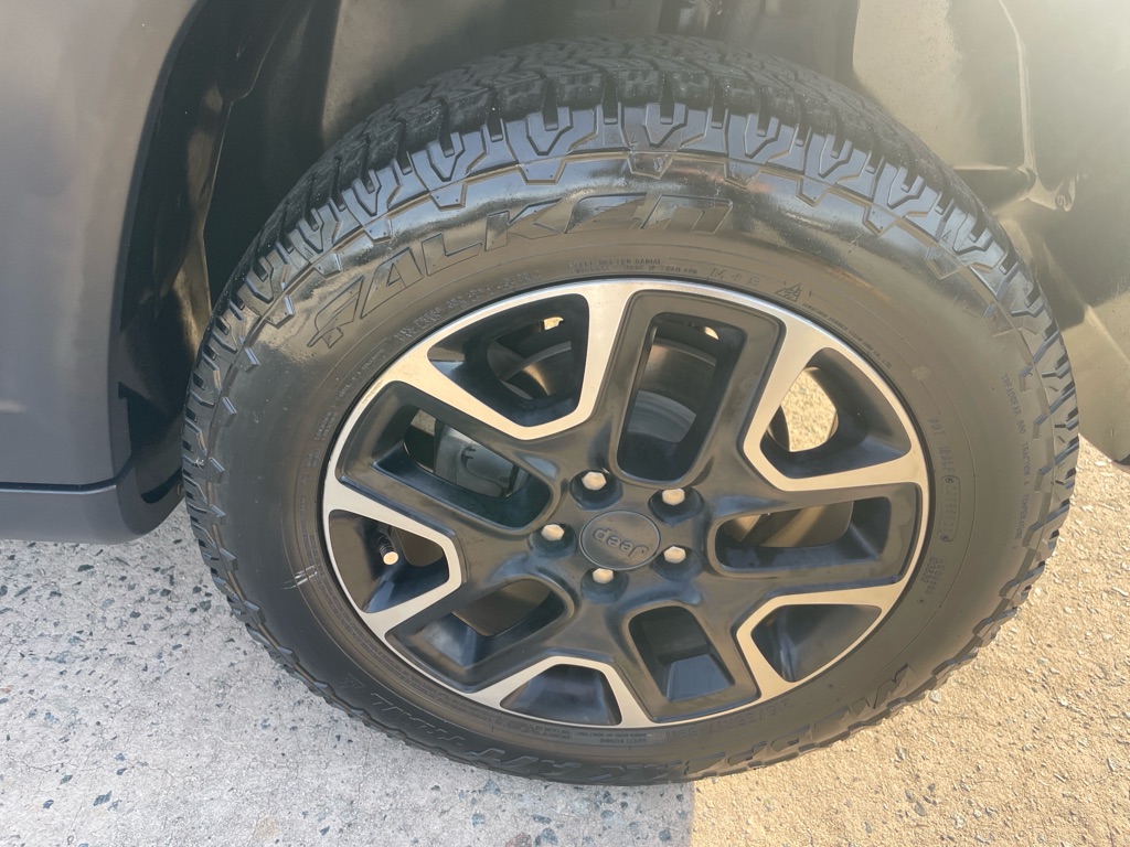 Photo 11 of this JEEP COMPASS