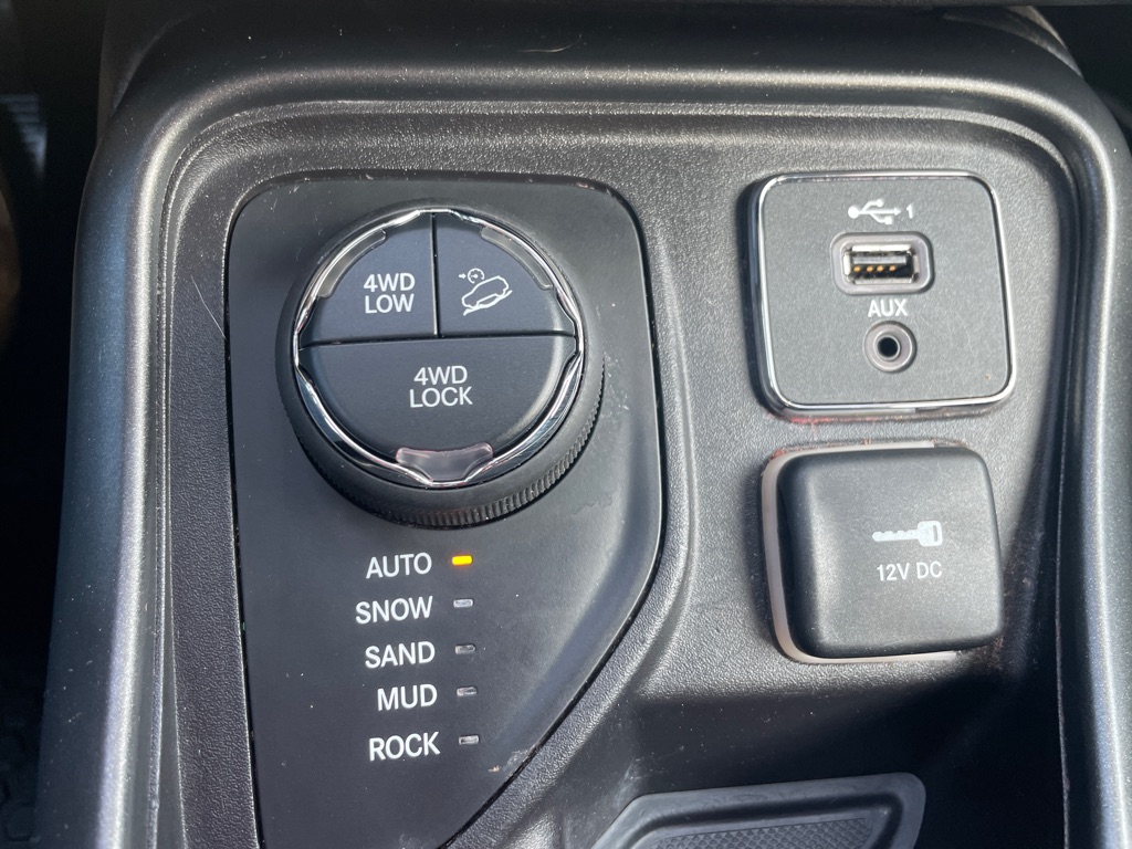 Photo 27 of this JEEP COMPASS