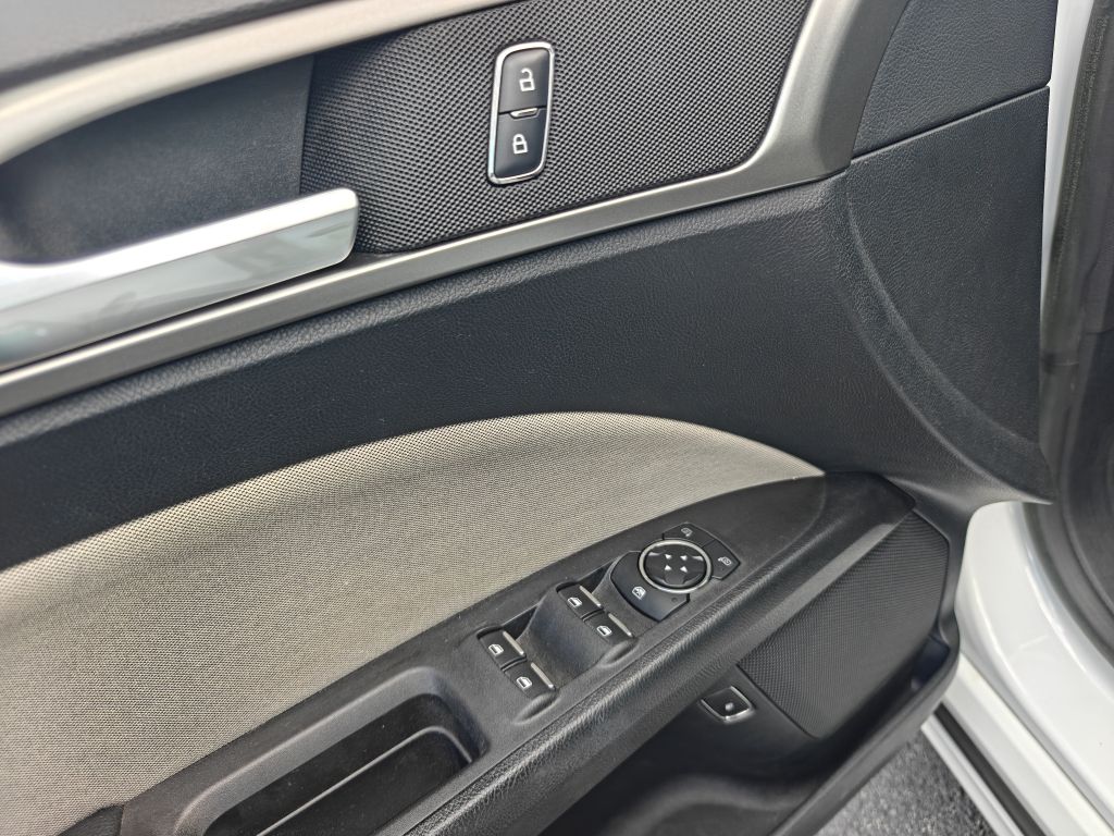 Photo 15 of this FORD FUSION HYBRID
