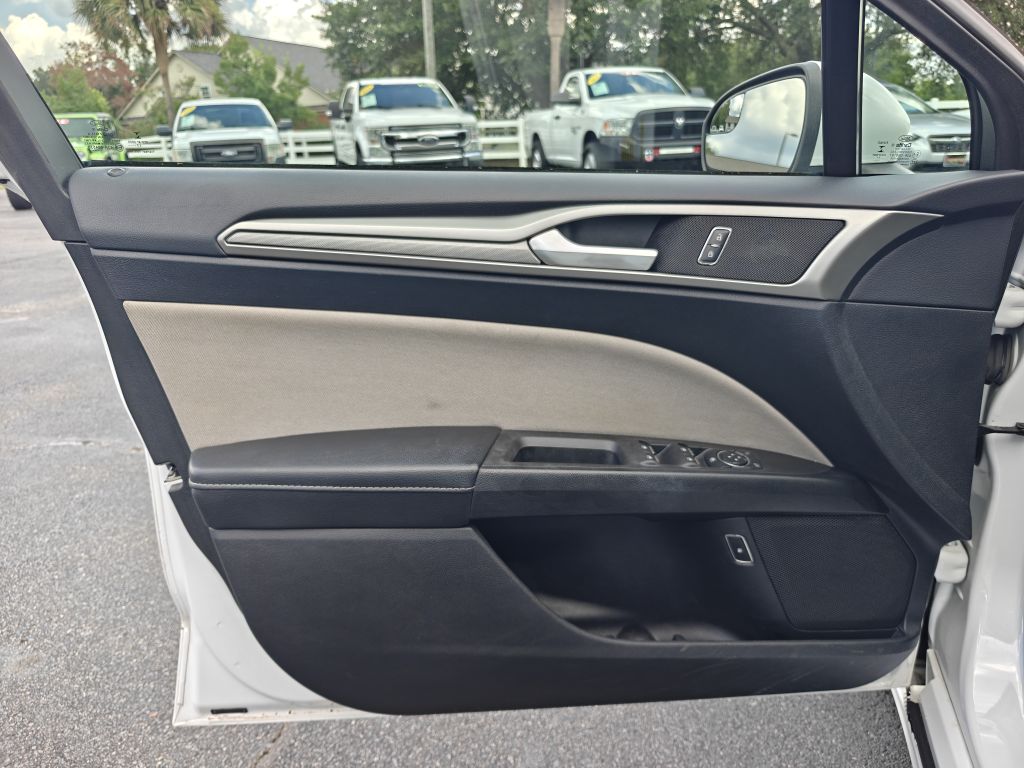 Photo 16 of this FORD FUSION HYBRID