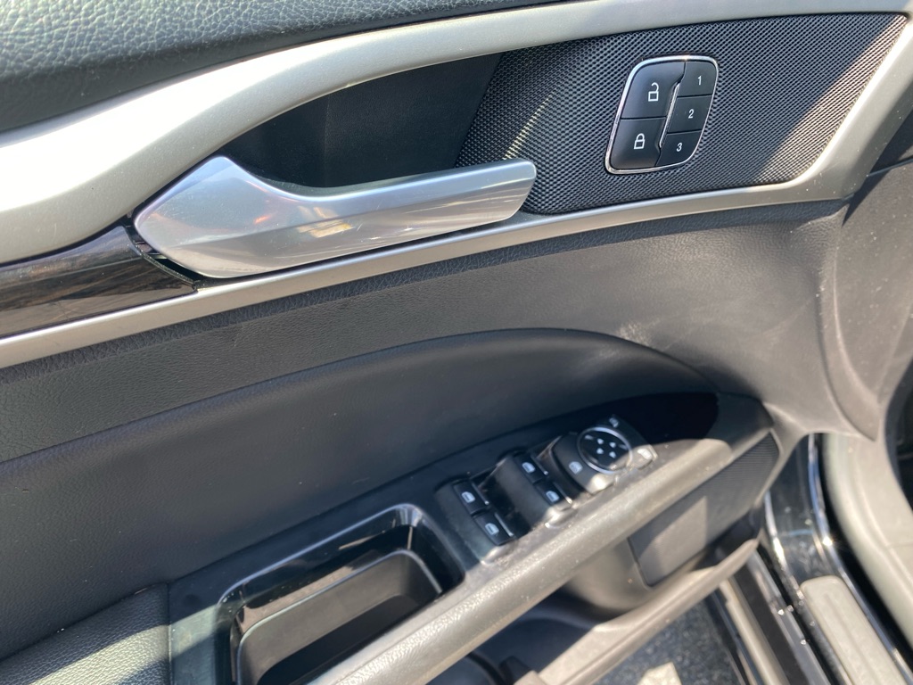 Photo 33 of this FORD FUSION