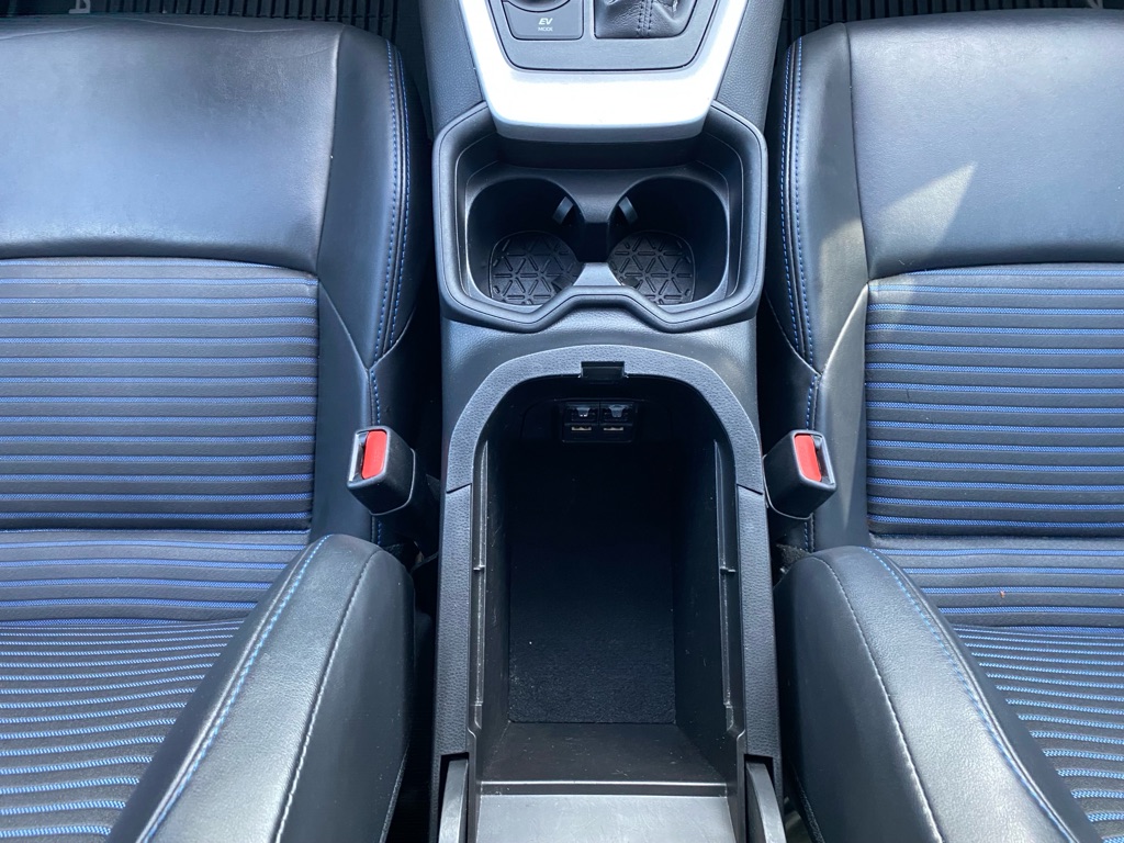 Photo 32 of this TOYOTA RAV4 HYBRID