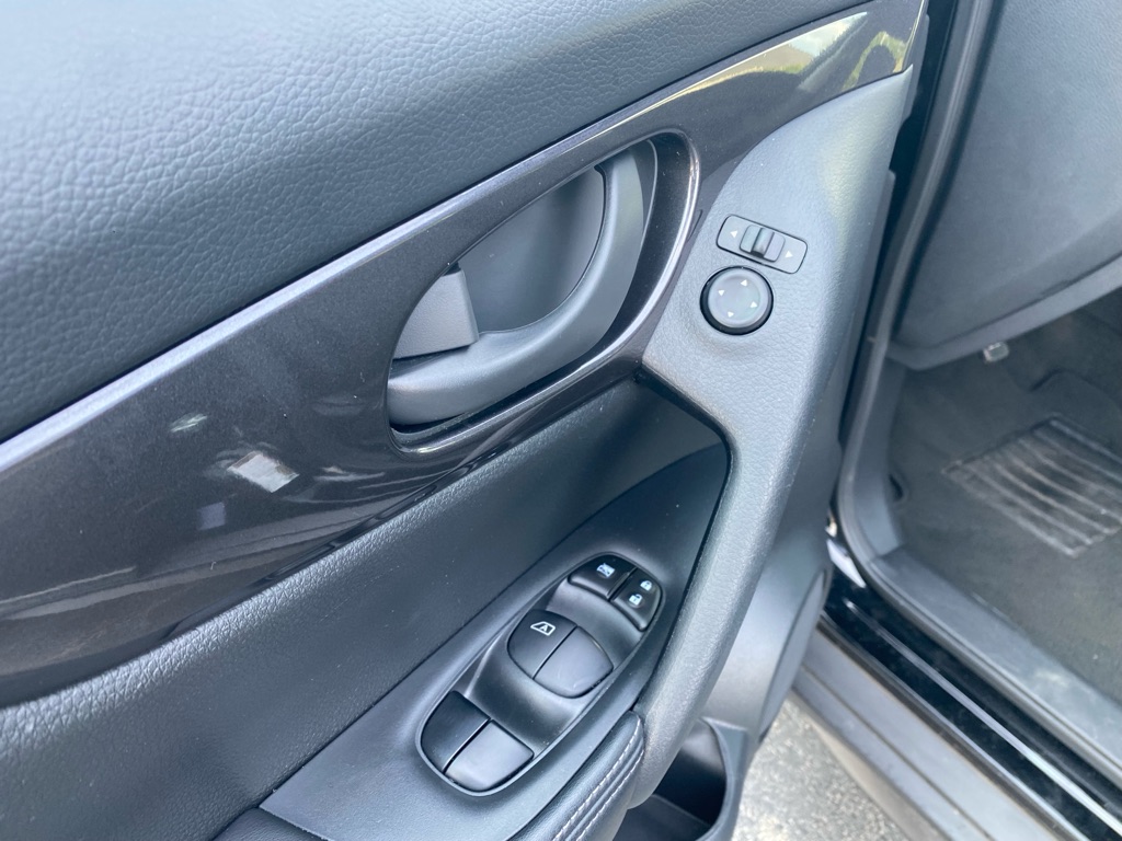 Photo 32 of this NISSAN ROGUE