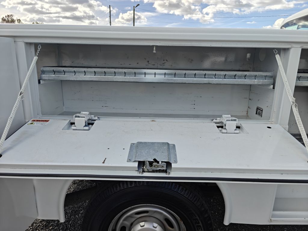 Photo 26 of this FORD F250 UTILITY