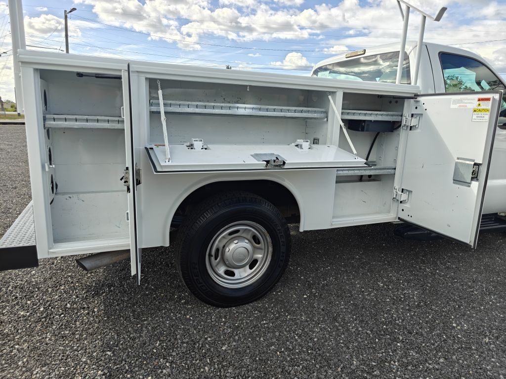 Photo 24 of this FORD F250 UTILITY