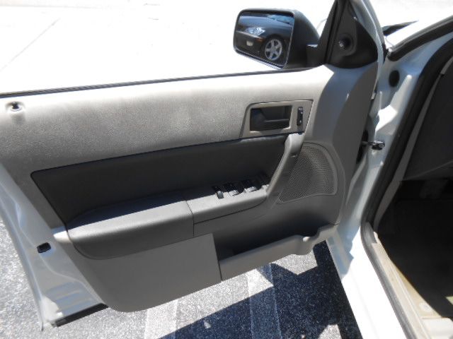 Photo 9 of this FORD FOCUS