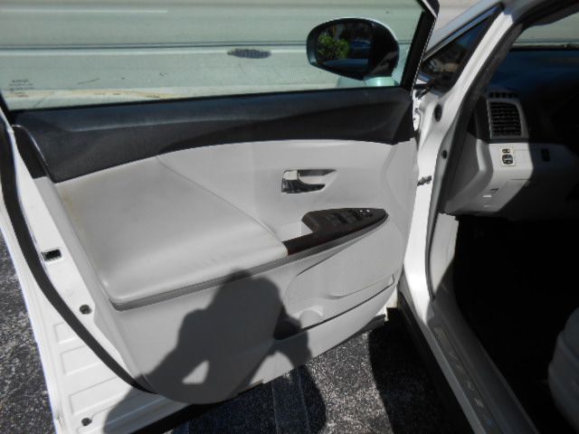 Photo 9 of this TOYOTA VENZA