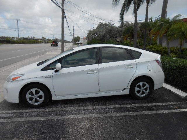 Photo 2 of this TOYOTA PRIUS FOUR