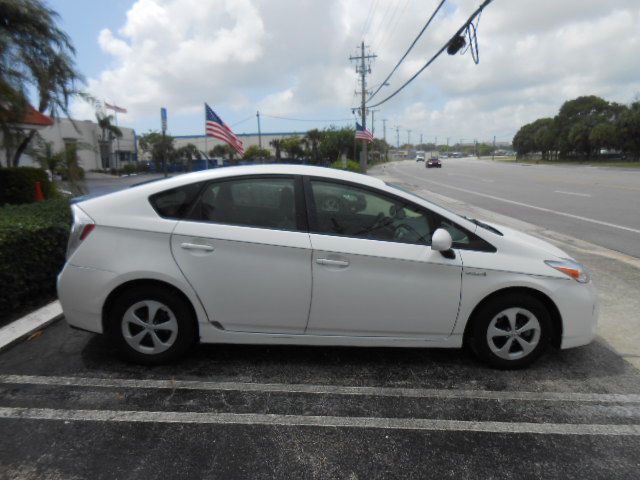 Photo 6 of this TOYOTA PRIUS FOUR