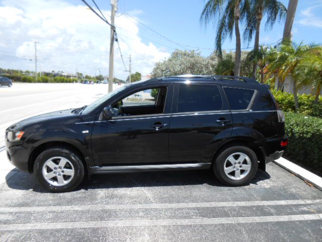 Photo 2 of this MITSUBISHI OUTLANDER