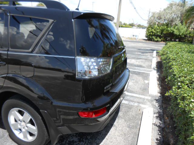 Photo 4 of this MITSUBISHI OUTLANDER