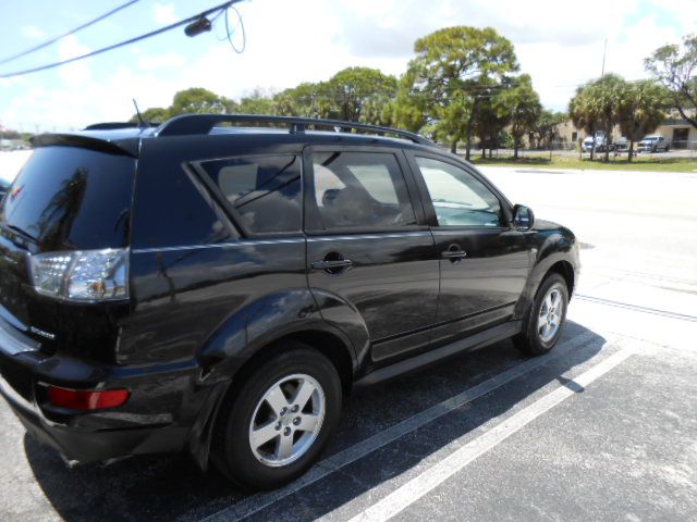 Photo 6 of this MITSUBISHI OUTLANDER