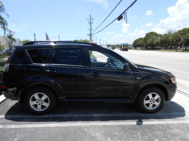 Photo 7 of this MITSUBISHI OUTLANDER