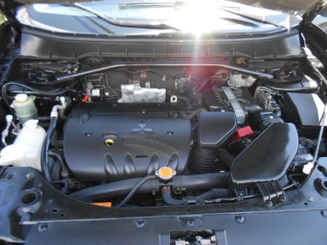 Photo 14 of this MITSUBISHI OUTLANDER