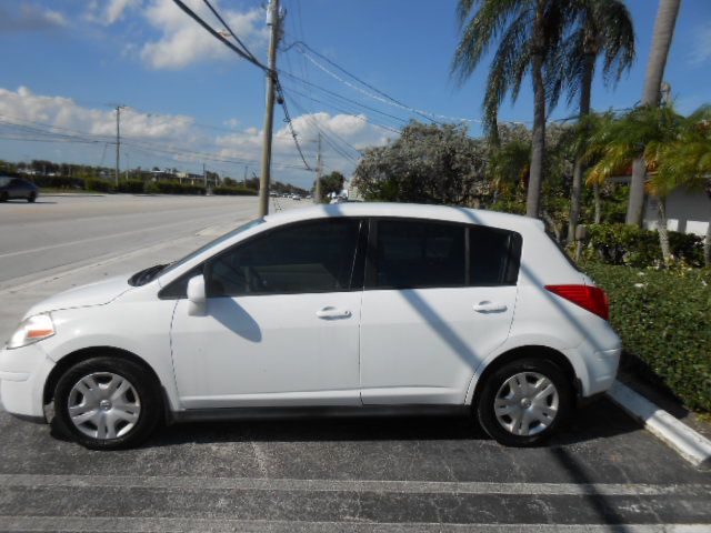 Photo 2 of this NISSAN VERSA