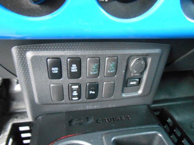 Photo 13 of this TOYOTA FJ CRUISER