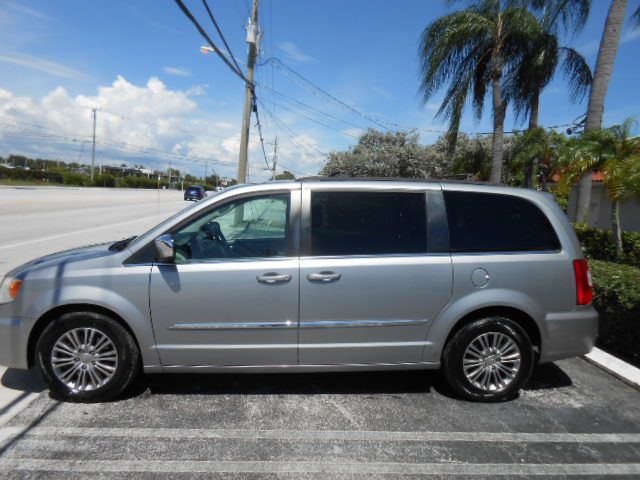 Photo 2 of this CHRYSLER TOWN & COUNTRY
