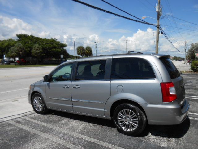 Photo 3 of this CHRYSLER TOWN & COUNTRY