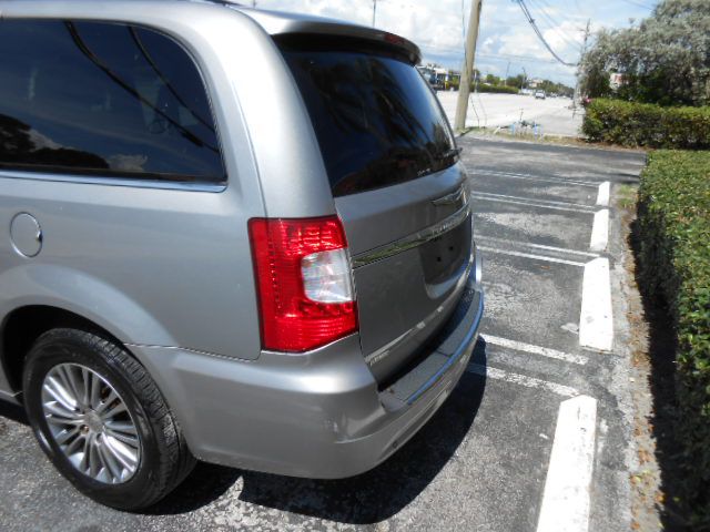 Photo 4 of this CHRYSLER TOWN & COUNTRY