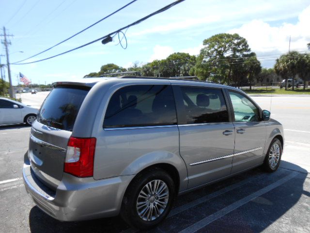 Photo 5 of this CHRYSLER TOWN & COUNTRY