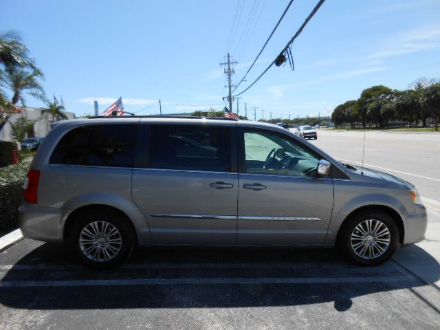 Photo 6 of this CHRYSLER TOWN & COUNTRY