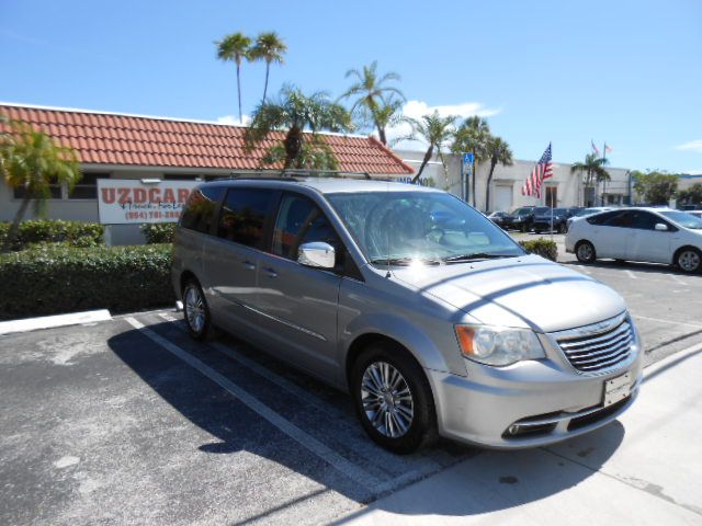 Photo 7 of this CHRYSLER TOWN & COUNTRY