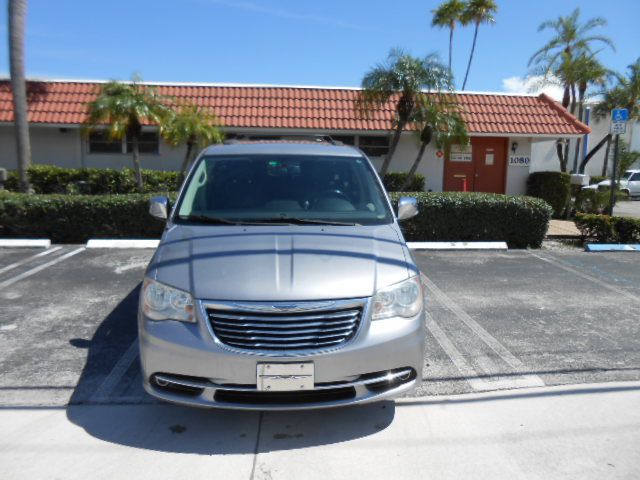 Photo 8 of this CHRYSLER TOWN & COUNTRY