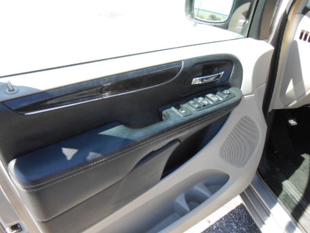 Photo 10 of this CHRYSLER TOWN & COUNTRY