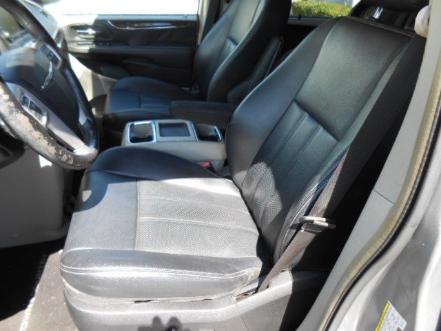 Photo 11 of this CHRYSLER TOWN & COUNTRY