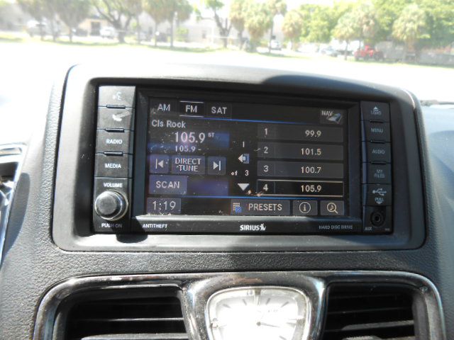 Photo 14 of this CHRYSLER TOWN & COUNTRY