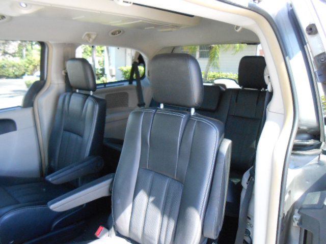 Photo 20 of this CHRYSLER TOWN & COUNTRY