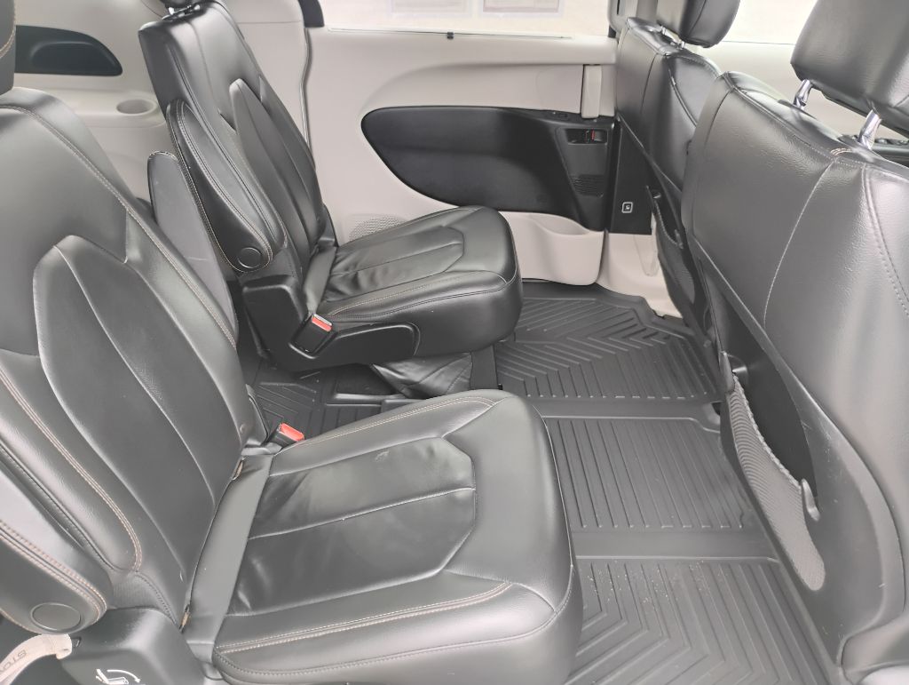 Photo 13 of this CHRYSLER PACIFICA