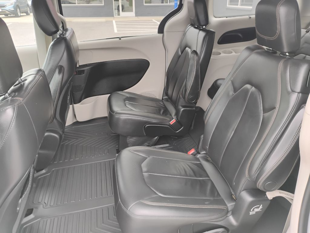 Photo 14 of this CHRYSLER PACIFICA