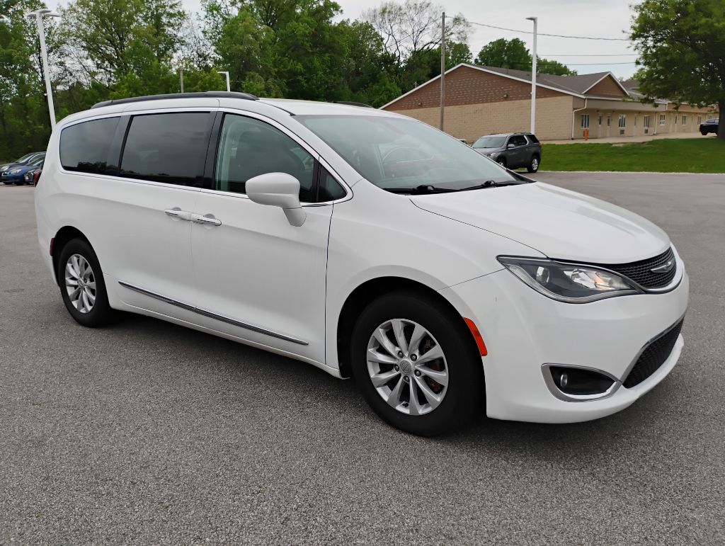 Photo 9 of this CHRYSLER PACIFICA
