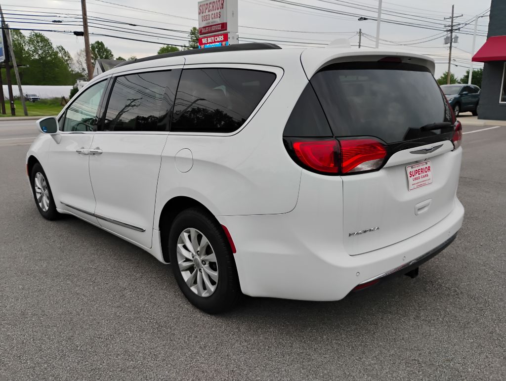 Photo 5 of this CHRYSLER PACIFICA