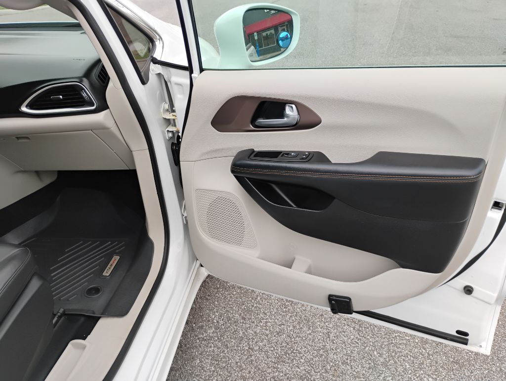 Photo 10 of this CHRYSLER PACIFICA