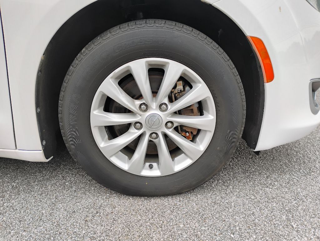 Photo 22 of this CHRYSLER PACIFICA