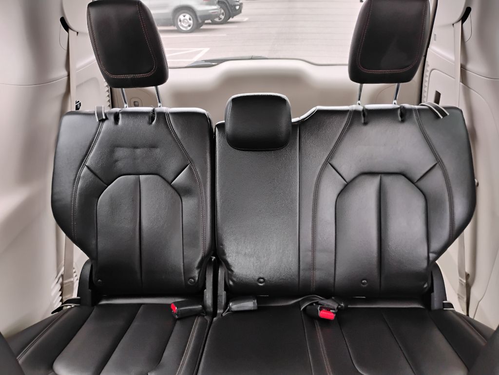 Photo 16 of this CHRYSLER PACIFICA