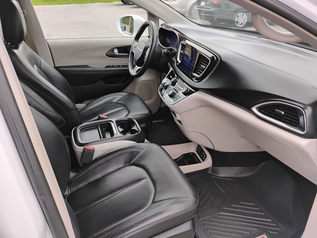 Photo 11 of this CHRYSLER PACIFICA