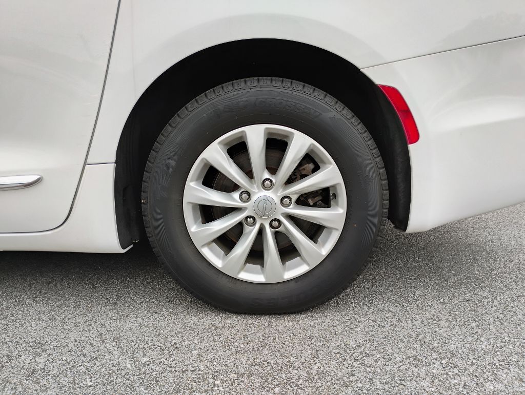 Photo 24 of this CHRYSLER PACIFICA