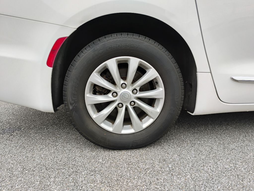 Photo 23 of this CHRYSLER PACIFICA