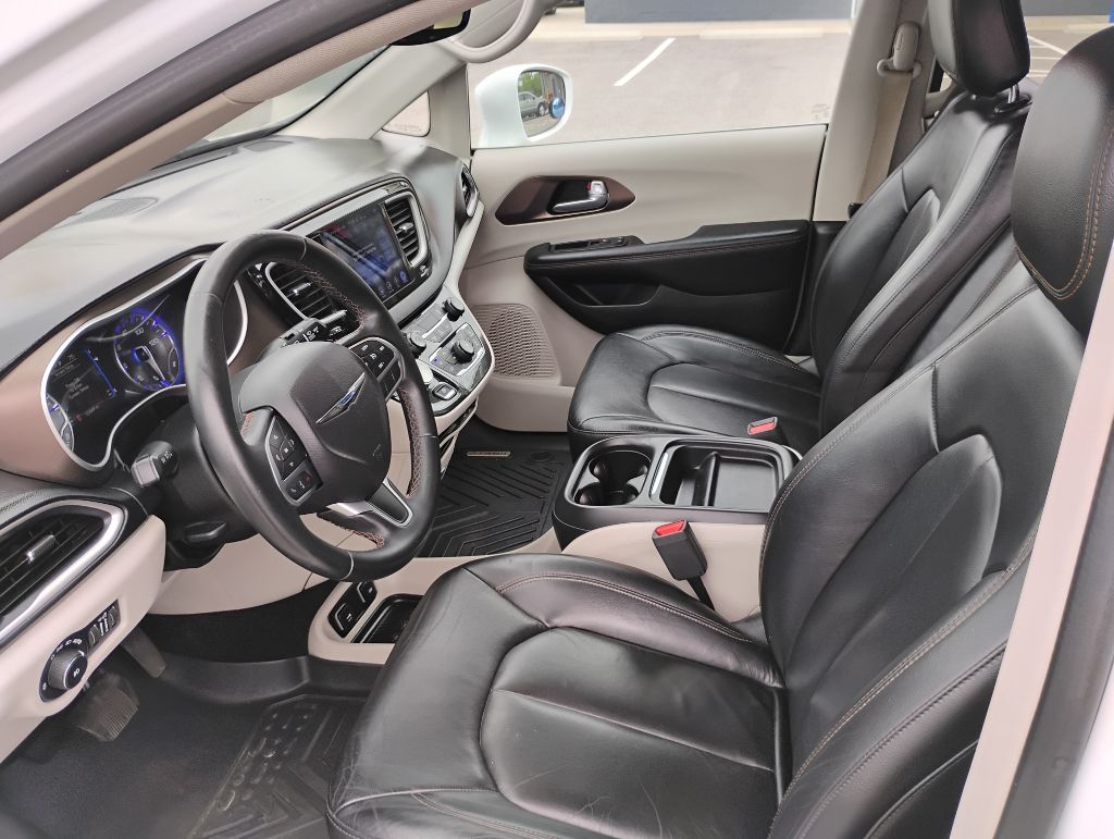 Photo 15 of this CHRYSLER PACIFICA