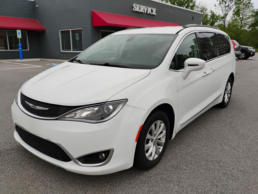 Photo 3 of this CHRYSLER PACIFICA