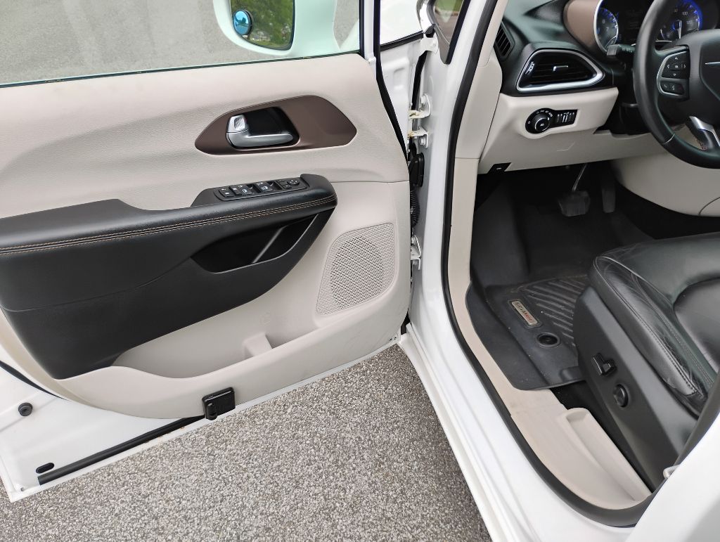 Photo 17 of this CHRYSLER PACIFICA