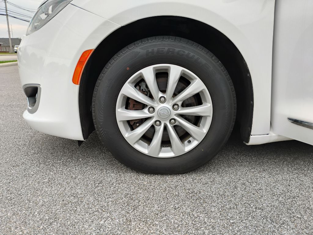 Photo 25 of this CHRYSLER PACIFICA