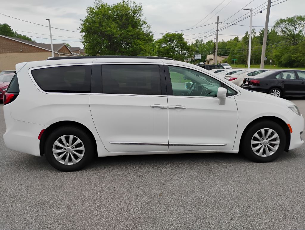 Photo 8 of this CHRYSLER PACIFICA