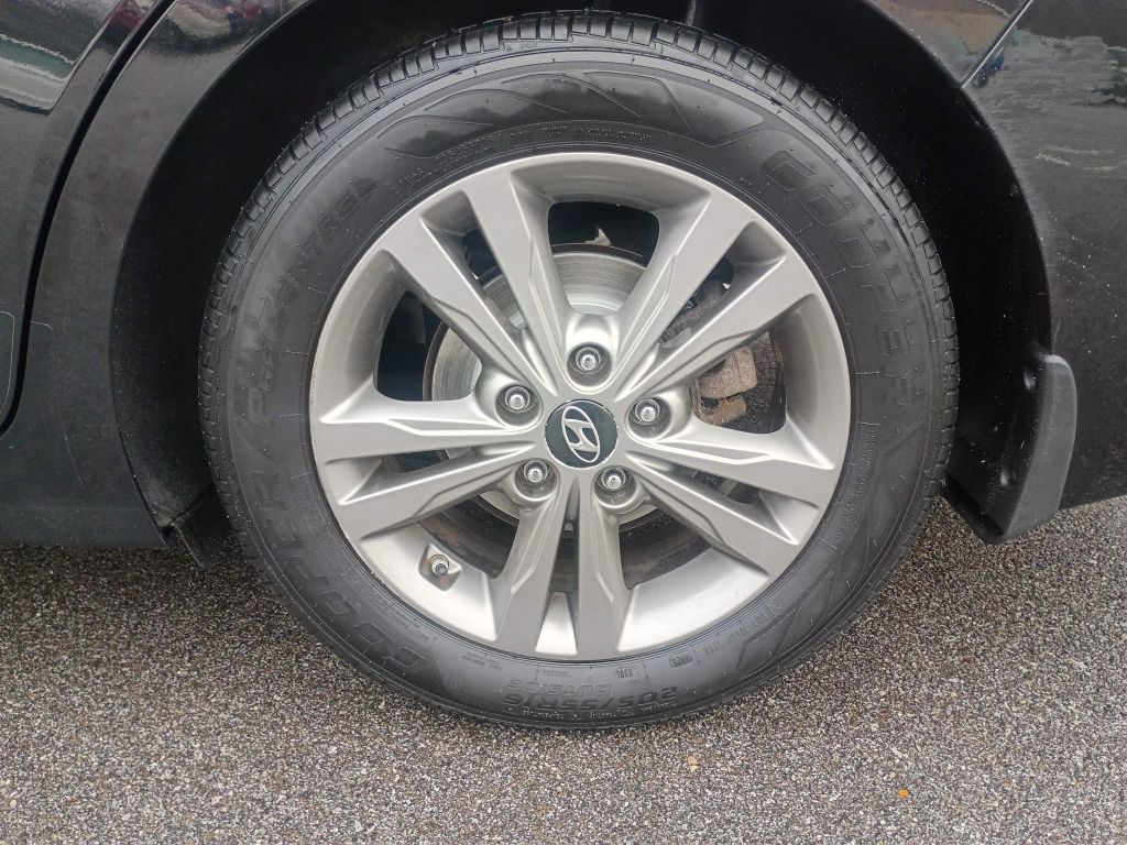Photo 22 of this HYUNDAI ELANTRA