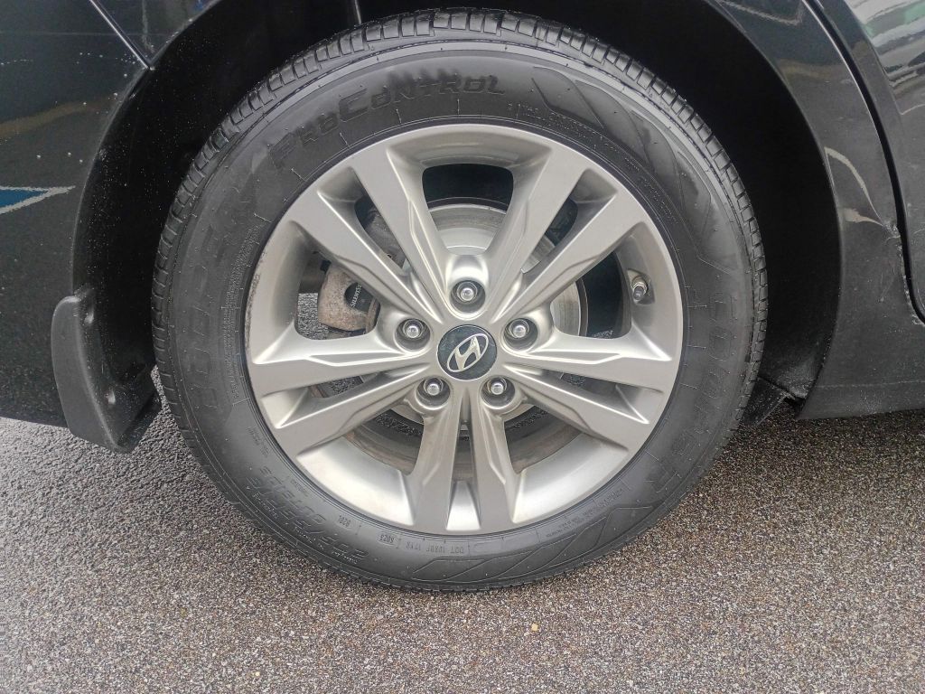 Photo 23 of this HYUNDAI ELANTRA