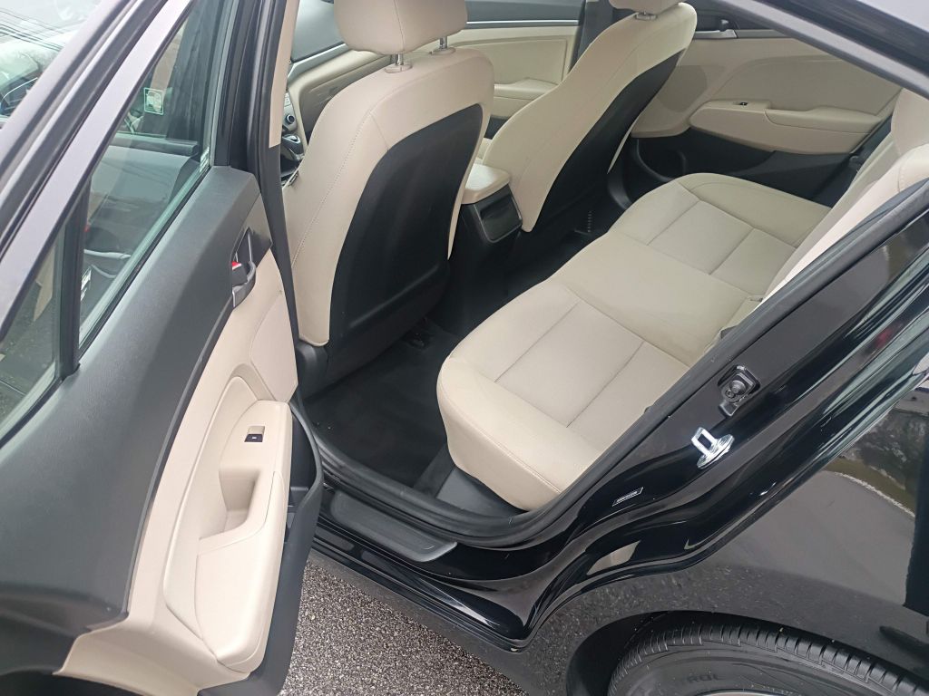 Photo 11 of this HYUNDAI ELANTRA